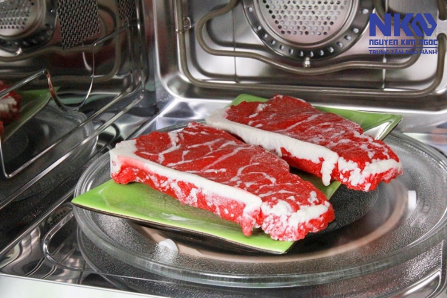 rã đông nhanh thịt bò bằng lò vi sóng