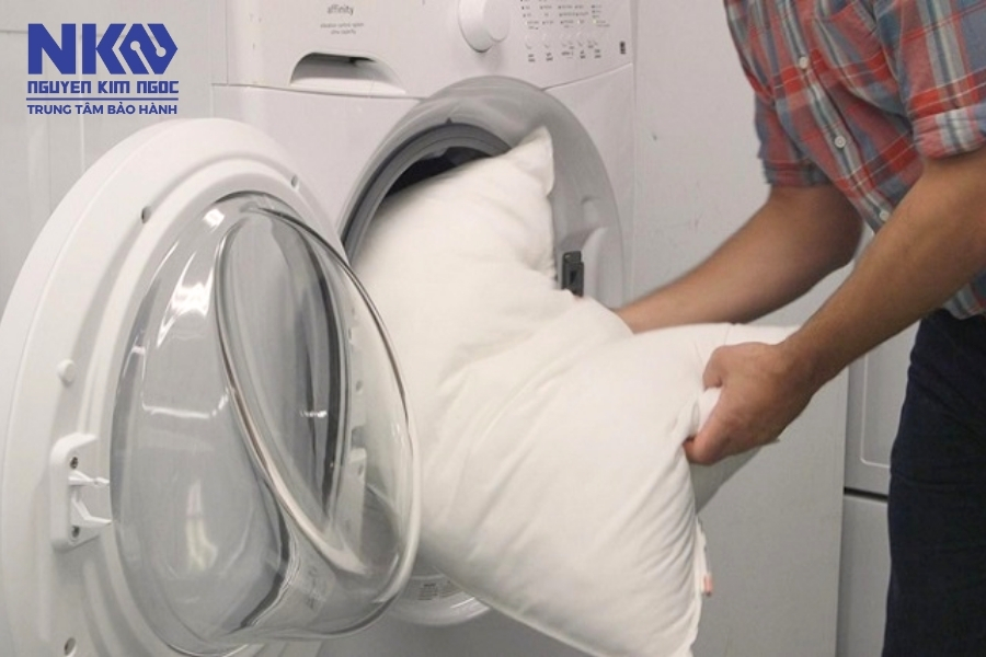 Cách giặt ruột gối polyester bằng máy giặt tại nhà