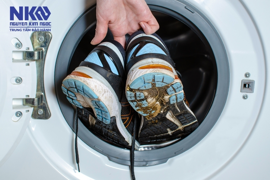 Có nên giặt giày bằng máy giặt không?