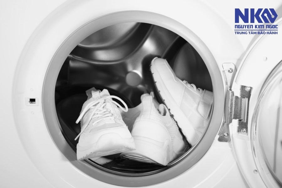 Mẹo giữ giày bền đẹp sau khi giặt bằng máy giặt