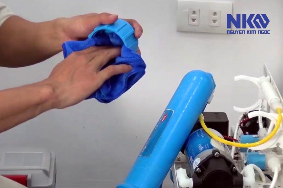 Các bước thay lõi lọc Karofi tại nhà