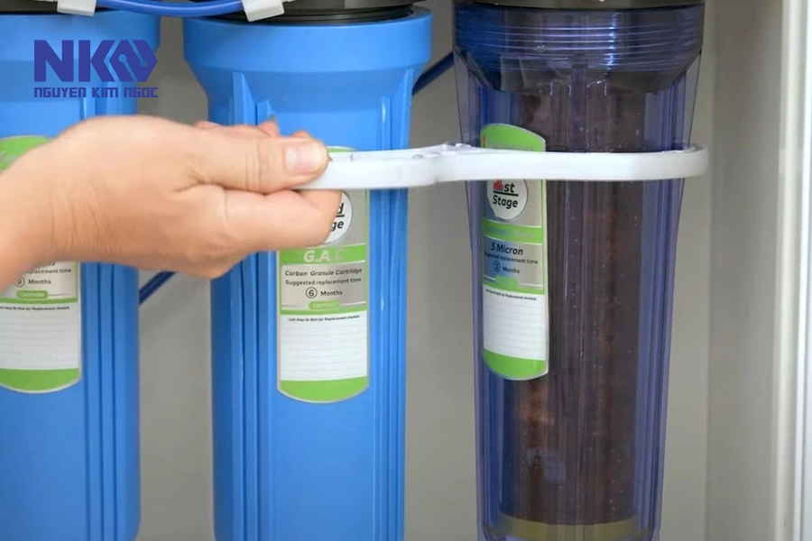 So sánh Tự thay lõi lọc nước với sử dụng Dịch vụ thay lõi lọc Kangaroo tại Trung tâm