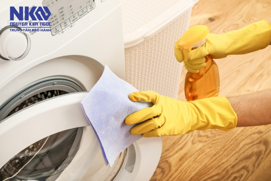 Vệ sinh bên ngoài máy giặt