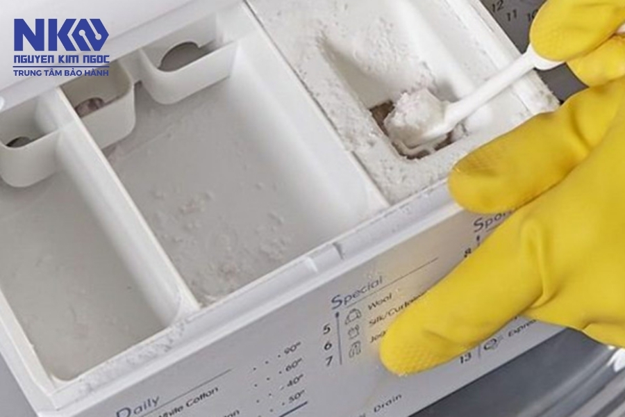 Vệ sinh ngăn chứa bột giặt và nước xả
