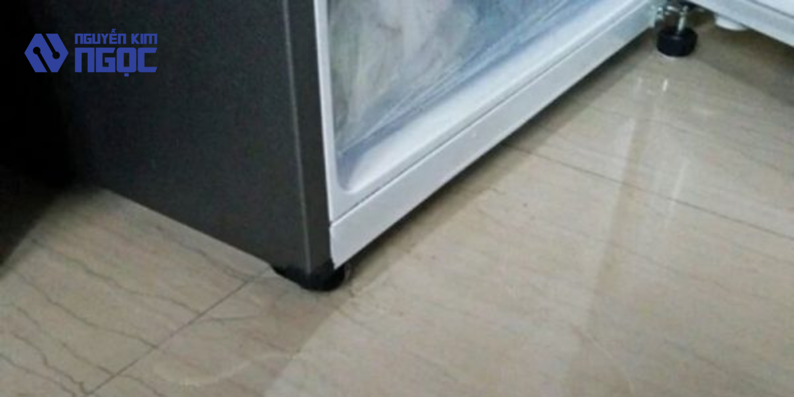 Tủ lạnh chảy nước ra sàn do đâu?